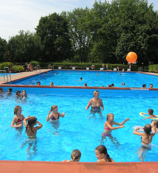 Im Freibad tummeln sich Personen | © Touristikgemeinschaft Hohenlohe e. V. | Stadt Öhringen