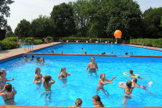 Im Freibad tummeln sich Personen | © Touristikgemeinschaft Hohenlohe e. V. | Stadt Öhringen