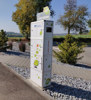 E-Bike-Ladestation am Freibad Neudenau | direkt am Kocher-Jagst-Radweg | HeilbronnerLan | © Touristikgemeinschaft HeilbronnerLand