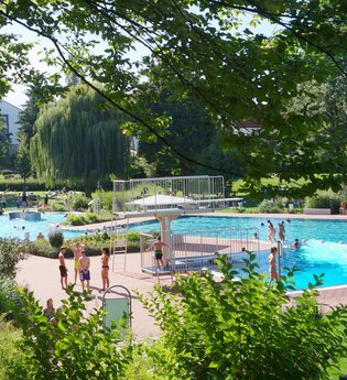 Großes Becken mit Springturm im Freibad Nordheim | Nordheim | HeilbronnerLand