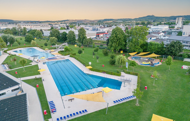 Blick von oben auf das Freibad und die Liegewiesen