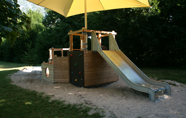 Kinderspielplatz mit Rutsche im Freibad Untergruppenbach | Untergruppenbach | HeilbronnerLand | © Gemeinde Untergruppenbach