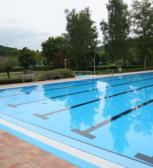 Freibad Untersteinbach | © Touristikgemeinschaft Hohenlohe e. V. | HLK Verlag