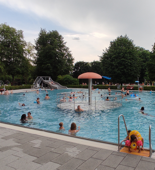 Badespaß mit Rutsche und Wasserpilz im Freibad Stadtseebachtal | Weinsberg | HeilbronnerLand | © Stadt Weinsberg