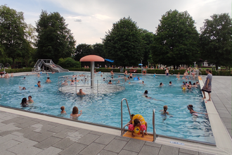 Badespaß mit Rutsche und Wasserpilz im Freibad Stadtseebachtal | Weinsberg | HeilbronnerLand | © Stadt Weinsberg
