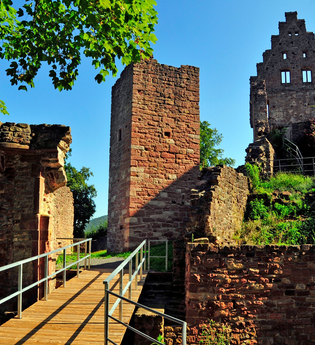 Blick auf Teile der Freudenburg - die Burgmauer, mehrere Türme und eine Brücke | © Liebliches Taubertal