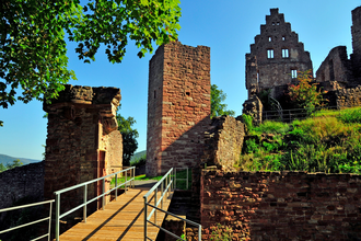 Blick auf Teile der Freudenburg - die Burgmauer, mehrere Türme und eine Brücke | © Liebliches Taubertal