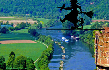 Blick auf die Hexe auf der Freudenburg. Im Hintergrund ist der Main und das Maintal zu sehen. | © Liebliches Taubertal