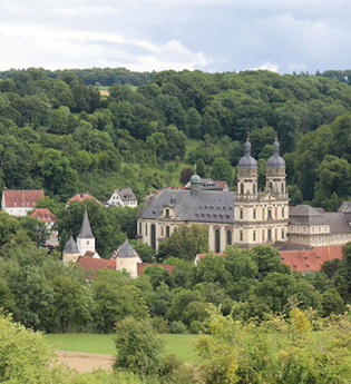 Die Klosteranlage mit Wiesen und Wald | © Touristikgemeinschaft Hohenlohe e. V. | Marion Schlund