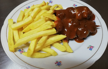 Gartenwirtschaft Zur Lauramühle in Rot am See: Currywurst | © Hohenlohe Schwäbisch Hall