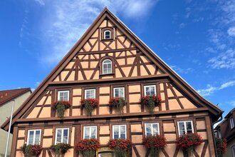 Historisches Rathaus Langenburg mit Fachwerkfassade, blumengeschmückten Fenstern