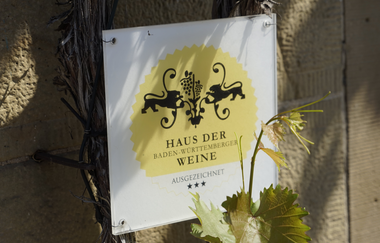 Gasthaus-Hotel Adler Brackenheim-Botenheim | Haus der Baden-Württemberger Weine Plakette | © Neckar-Zaber-Tourismus e.V.