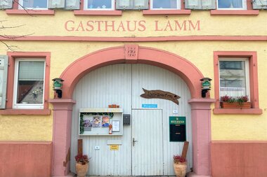 Eingangstor zum Gasthause Lamm mit weiteren Bildern und Informationen über das Gasthaus.