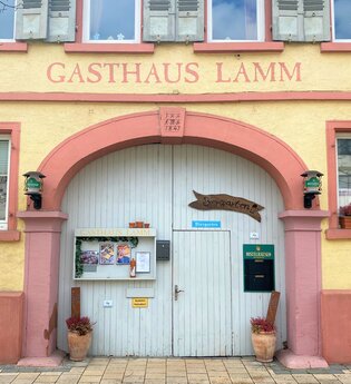 Eingangstor zum Gasthause Lamm mit weiteren Bildern und Informationen über das Gasthaus.