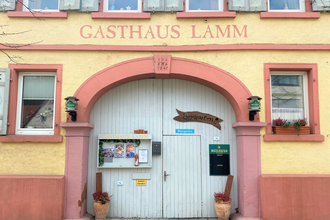 Eingangstor zum Gasthause Lamm mit weiteren Bildern und Informationen über das Gasthaus.