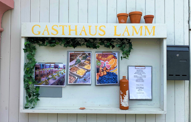 Weitere Informationen und Bilder an dem Eingangstor des Gasthauses.