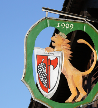 Das Wappen von 1909 ziert einen Löwen und ein Wappen | © Touristikgemeinschaft Hohenlohe e. V. | Gasthaus Löwen