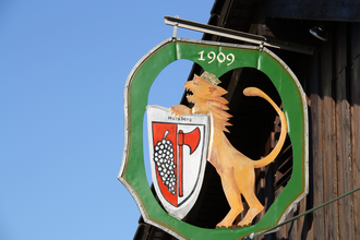 Das Wappen von 1909 ziert einen Löwen und ein Wappen | © Touristikgemeinschaft Hohenlohe e. V. | Gasthaus Löwen