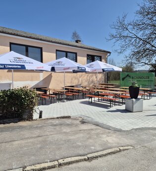 Die großzügige Terrasse des Biergarten des Gasthaus Rössle Stimpfach am Bahnübergang | © Hohenlohe + Schwäbisch Hall Tourismus e. V. | Gasthaus Rössle am Bahnübergang Stimpfach