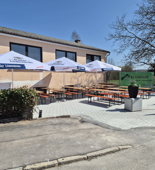 Die großzügige Terrasse des Biergarten des Gasthaus Rössle Stimpfach am Bahnübergang | © Hohenlohe + Schwäbisch Hall Tourismus e. V. | Gasthaus Rössle am Bahnübergang Stimpfach