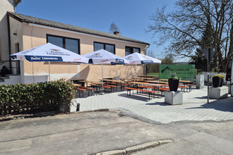 Die großzügige Terrasse des Biergarten des Gasthaus Rössle Stimpfach am Bahnübergang | © Hohenlohe + Schwäbisch Hall Tourismus e. V. | Gasthaus Rössle am Bahnübergang Stimpfach