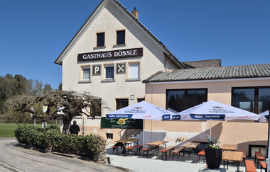 Das Gasthaus Rössle am Bahnübergang Stimpfach mit großer Terrasse im Vordergrund. | © Hohenlohe + Schwäbisch Hall Tourismus e. V. | Gasthaus Rössle am Bahnübergang Stimpfach