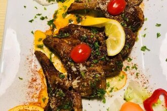 Gebratene Steaks mit Gemüse auf einem weißen Teller | © Unbekannt