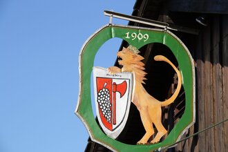 Das Wappen von 1909 ziert einen Löwen und ein Wappen | © Touristikgemeinschaft Hohenlohe e. V. | Gasthaus Löwen