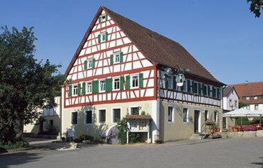 Der historische Gasthof hat außen rotes Fachwerk | © Touristikgemeinschaft Hohenlohe e. V.