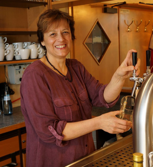 Eine Frau zapft an der Theke ein Bier | © Touristikgemeinschaft Hohenlohe e. V.