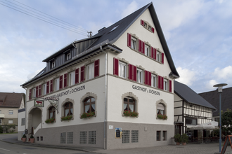 Ländlicher Gasthof mit roten Fensterläden | © Touristikgemeinschaft Hohenlohe e. V. | Gasthof Zum Ochsen