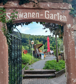 Eingang zum Schwanen-Garten in Neckarsteinach mit gemütlichem Biergarten | © Touristikgemeinschaft Odenwald e.V.