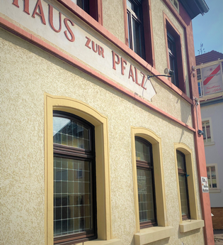 Außenansicht des Gasthauses Zur Pfalz in Mauer