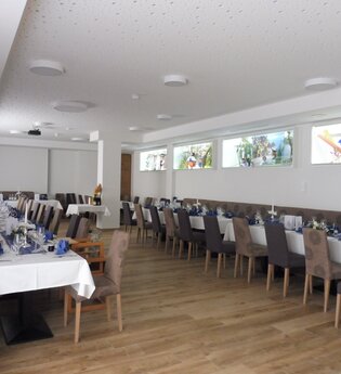 Der Saal mit Tischen und Stühlen bietet Platz für 85 Personen | © Touristikgemeinschaft Hohenlohe e. V. | Gasthof Engel