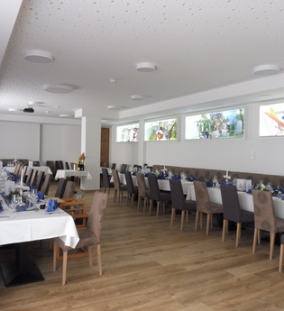 Der Saal mit Tischen und Stühlen bietet Platz für 85 Personen | © Touristikgemeinschaft Hohenlohe e. V. | Gasthof Engel