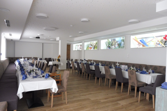 Der Saal mit Tischen und Stühlen bietet Platz für 85 Personen | © Touristikgemeinschaft Hohenlohe e. V. | Gasthof Engel