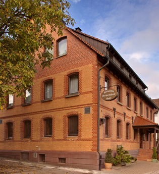 rötliches Ziegelgebäude mit Dachgaube | © Gasthof Kocherbähnle