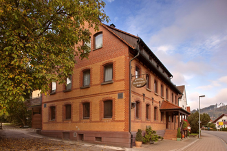 rötliches Ziegelgebäude mit Dachgaube | © Gasthof Kocherbähnle