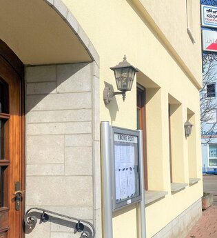 Eingang Zur Krone Post in Mauer mit Schild