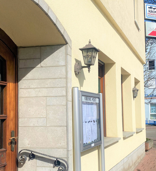 Eingang Zur Krone Post in Mauer mit Schild