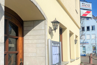Eingang Zur Krone Post in Mauer mit Schild