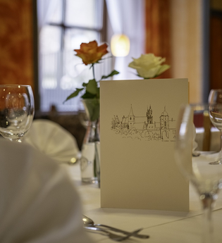 Schön dekorierter Tisch mit Menükarte, Servietten und Gläsern | © Touristikgemeinschaft Hohenlohe e.V. | Dominik Rau