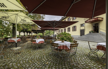 Biergarten mit Biertischen und Sonnenschirmen | © Touristikgemeinschaft Hohenlohe e.V. | Dominik Rau