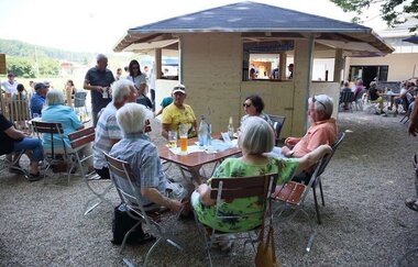 Menschen im Biergarten