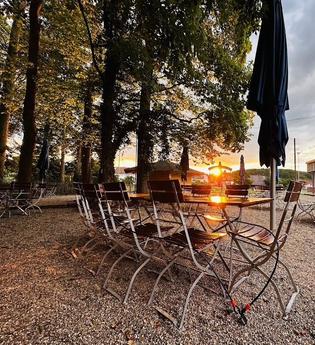 Biergarten im Sonnenuntergang
