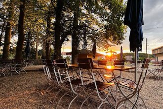Biergarten im Sonnenuntergang