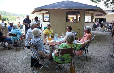 Menschen im Biergarten