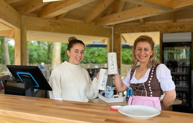 Bedienungen hinter dem Tresen