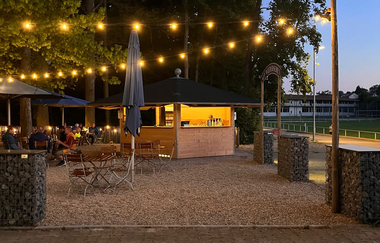 Biergarten beleuchtet