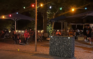 Biergarten beleuchtet